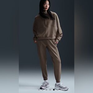 NWT Nike 24.7 Impossibly Soft Fleece Set 1/4 Zip Top and Mid Rise Joggers Size S